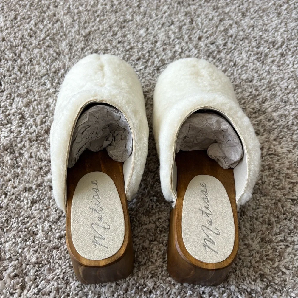 NIB Matisse Women's Stockholm Shearling And Wooden Heeled Clogs In Ivory